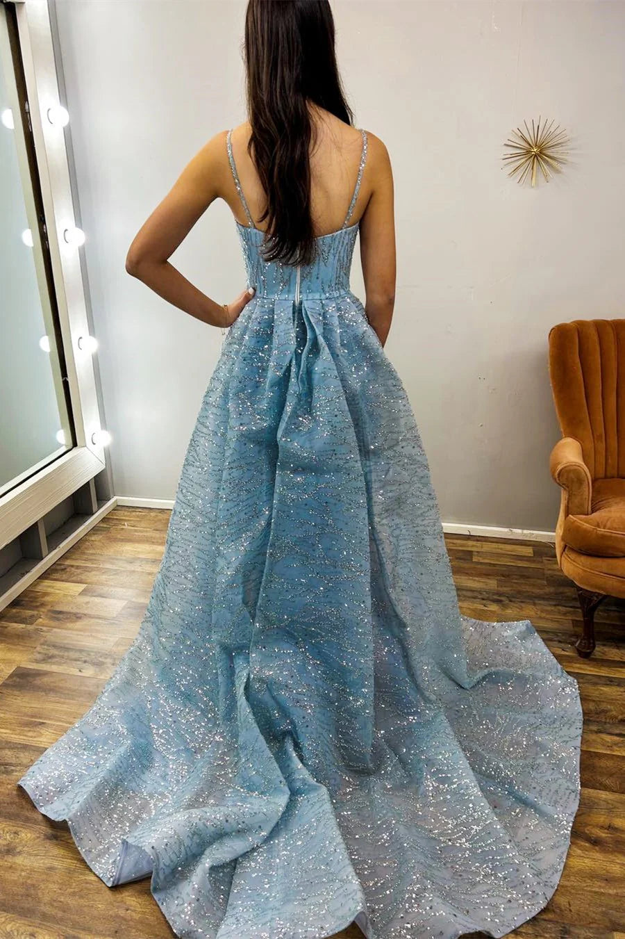 Vestido de fiesta largo con escote en V y encaje de lentejuelas y cola
